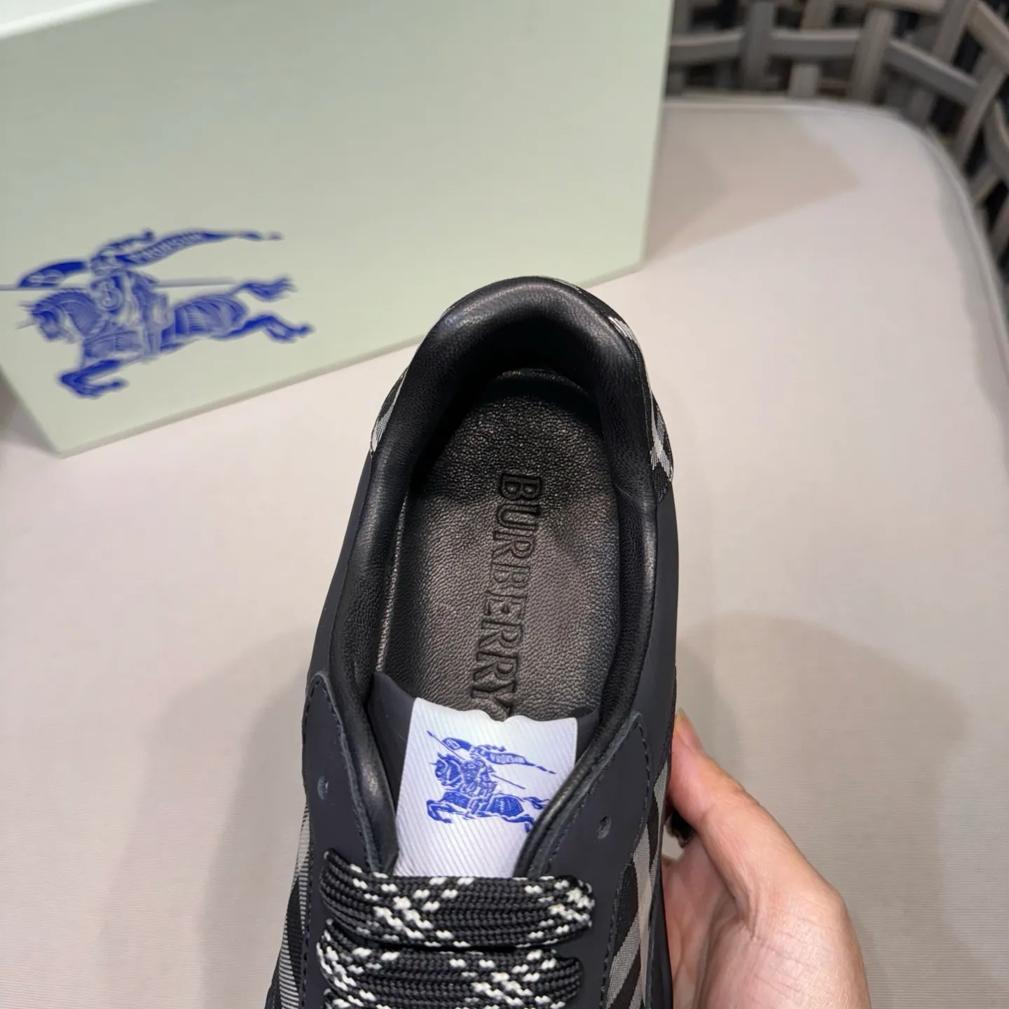 [Burberry] Top P: 680💰Size: 38-44 (45.46 custom-made) Burberry official website synchronized men's classic low-top sneakers | Made of original first-layer cowhide | Decorated with renewed brand logo | First-layer cowhide lining | Heel decorated with Burberry letter embossed logo | Original TPU outsole.